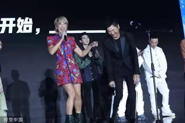 发色 李玟舞台造型真惊艳,复古中式旗袍大展迷人身姿,金色短发太吸睛