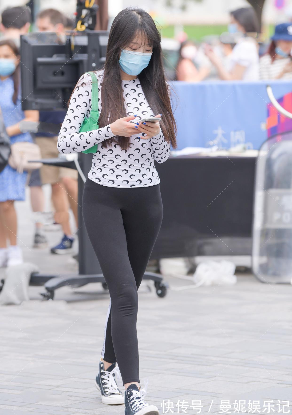 紧身 一繁一简黑白紧身装,搭配绿色小挎包,精致活泼又亮眼