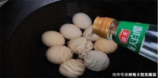 凉鸡蛋|煮鸡蛋时，一定不可加水马上煮，多加一步，壳一碰就掉，又香又嫩