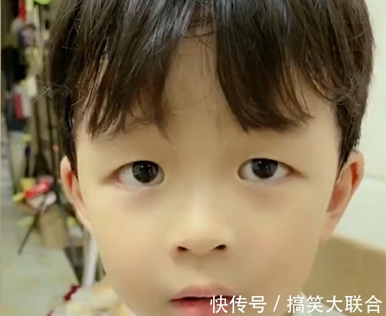 妈妈|江苏一妈妈赤脚回家萌娃心疼不已,下一秒得知原因后萌娃哭笑不得