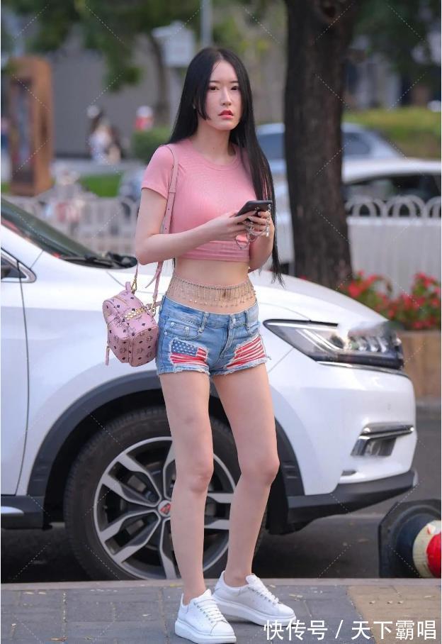 美女 魅力十足的牛仔裤小姐姐,散发清纯唯美名媛范,眼神温柔好撩人