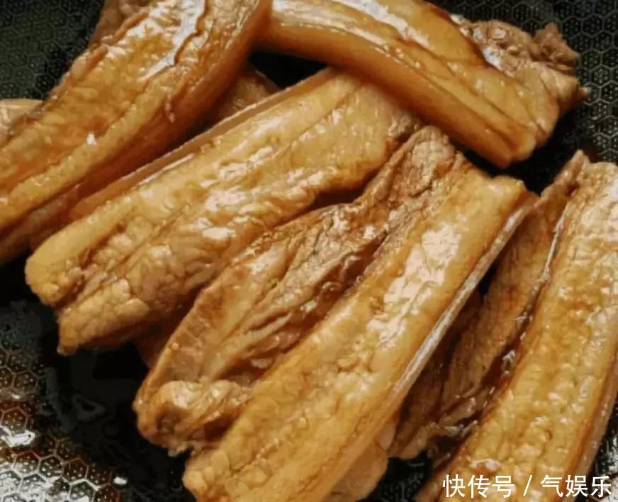 五花肉别再红烧了，教你个特色吃法，一顿三斤不够吃