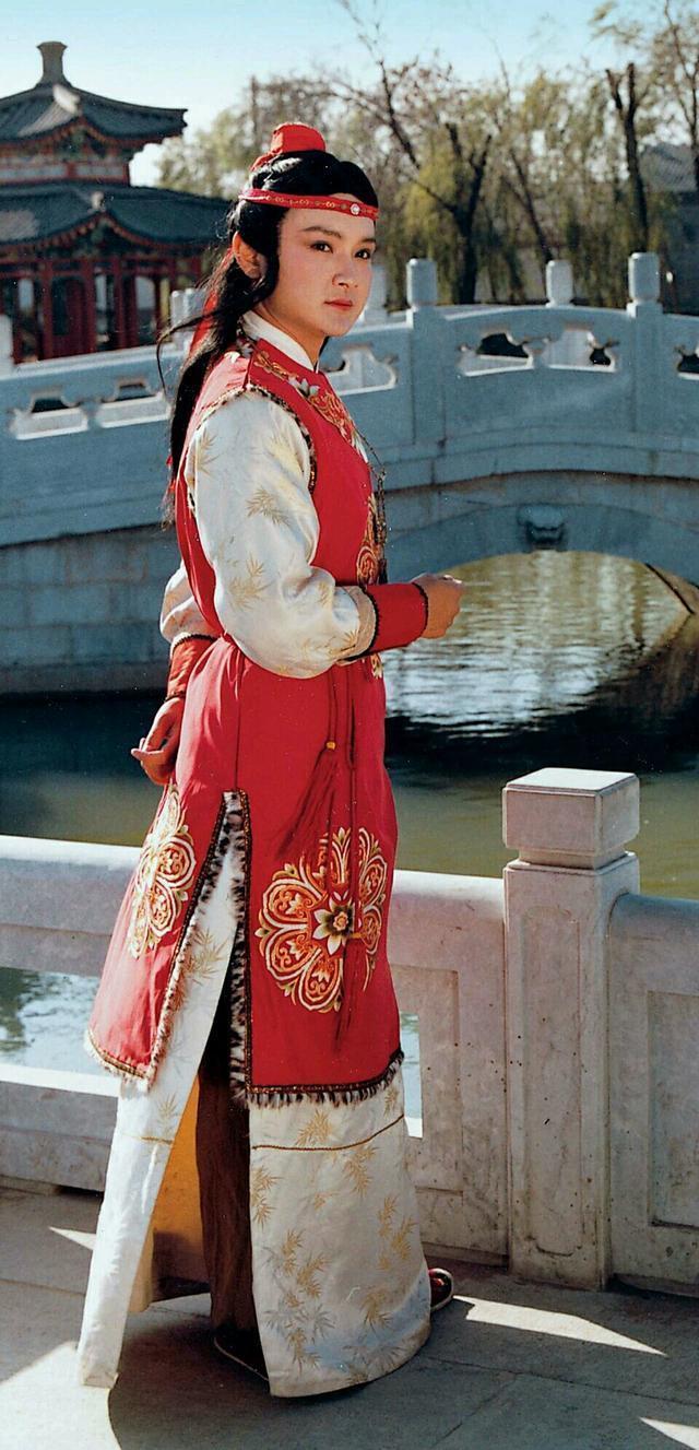 丫鬟$少年时的贾宝玉,养尊处优到了什么程度?他的一次小解给出答案