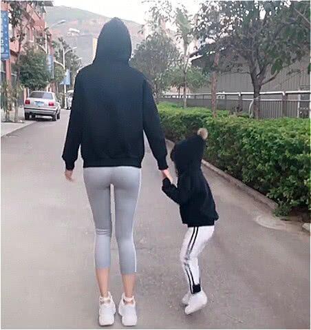 a34|妈妈带女儿跳舞走红，网友：这妈身材真好，这爸真有福气
