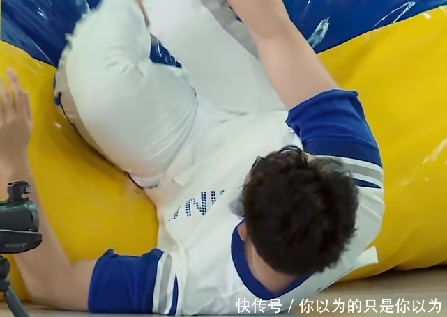 情侣|郑恺跳高意外摔下台,baby方向传来一个声音,“周五情侣”磕到了