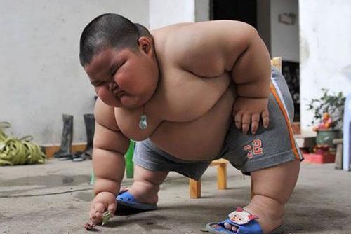 妈妈|胖孩子才3岁就120斤重,智商超常人,而他的妈妈这么小