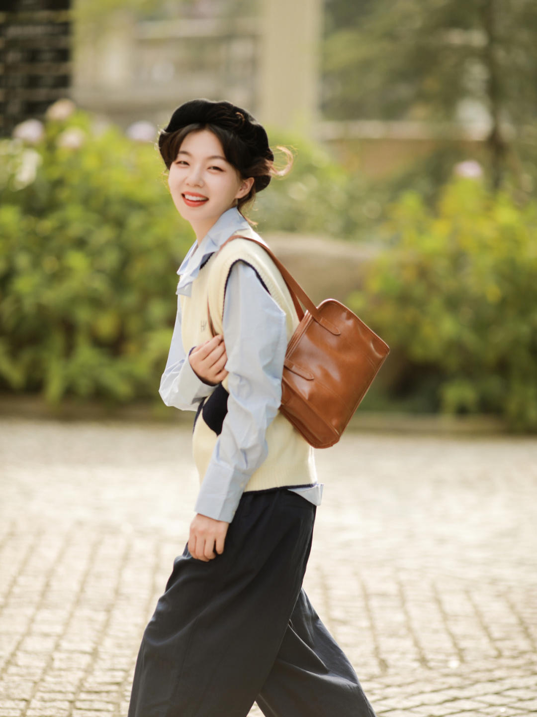 马甲+|小个子早秋穿搭指南！马甲+衬衫搭配休闲裤，穿起来少女感满分