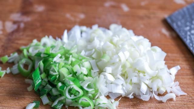 炒鸡蛋时,不能直接下锅,多加一步,鸡蛋滑嫩无腥味,越吃越香