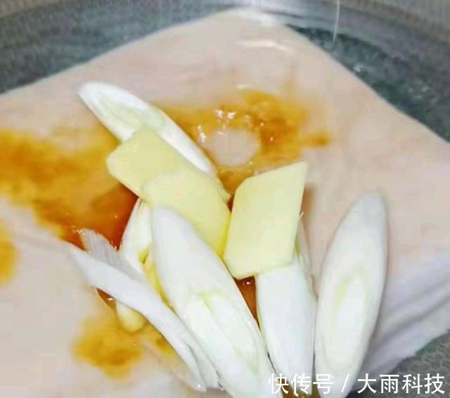 苏东坡!不用一滴水的东坡肉,火候到了自然美颜色红亮、香甜软糯如何做的