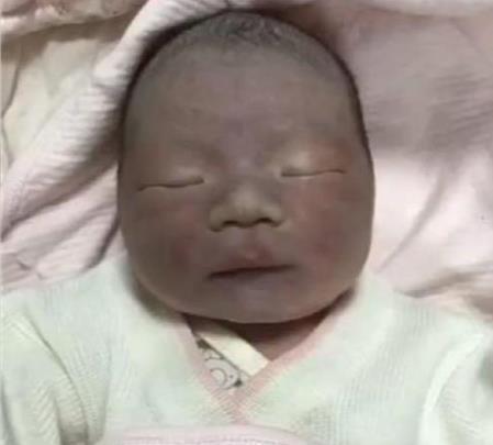 妈妈|“黑脸婴儿”走红,出生后被全家嫌弃,两个月后成功逆袭