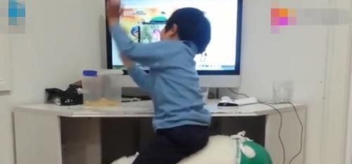 椅子|妈妈为了不让熊孩子玩电脑,藏起椅子,回家看到这一幕笑翻了