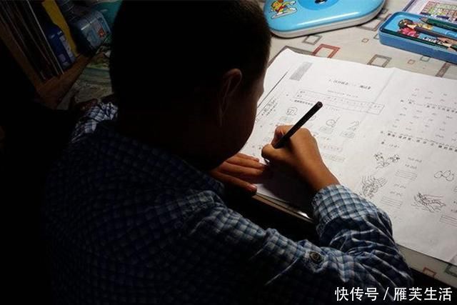 美句|儿子写作业到凌晨,爸爸过去一看直接撕作业本:别写了,毫无意义