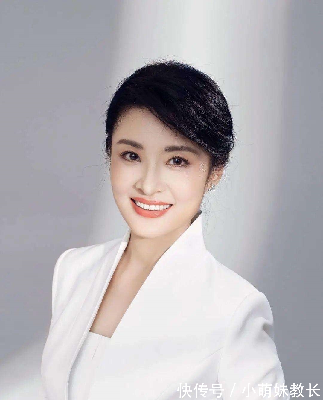 笔法$周涛书法堪称娱乐圈之典范,楷书端庄大气,行书沉稳,隶书踏实