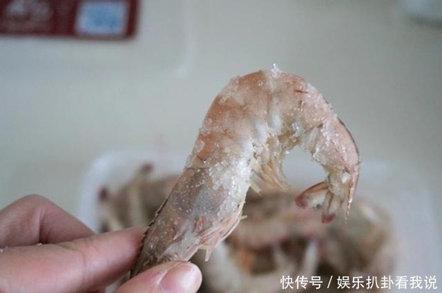 大虾别再放塑料瓶中冷冻了，厨师教你新方法，放1年虾头都不黑