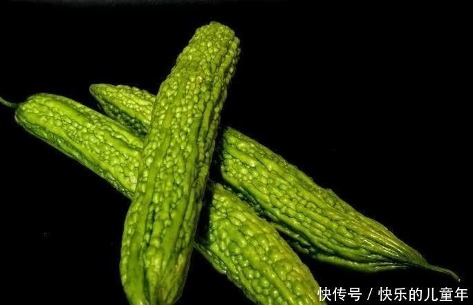 苦瓜籽好处多,保护肾脏降血糖,医生提醒:食用苦瓜注意3点