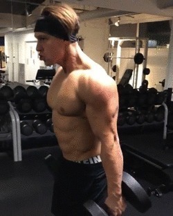 胸肌|臂围45cm,二头肌似小山包的猛汉奶爸,还自带肌肉抽筋绝活