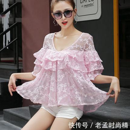 女人味 女人到了30-45这个年龄段,适合穿洋气花边衫,显甜美女人味