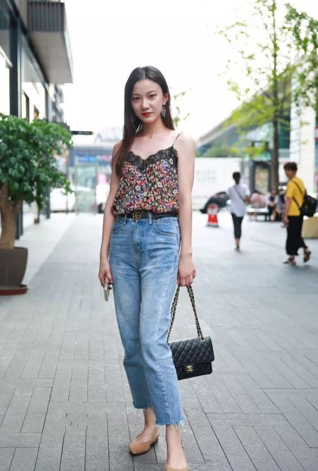 街拍:面容精致的小姐姐,白色T恤+黑白条纹短裙,身材太有料了