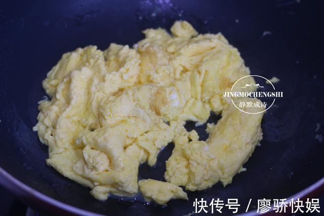 炒鸡蛋加牛奶没错，炒出来又滑又嫩，一不小心就光盘