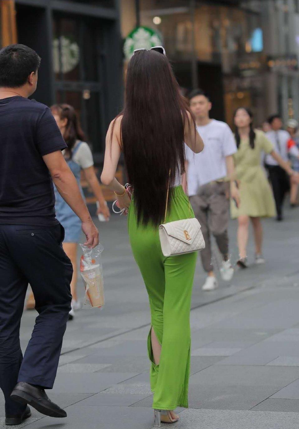 街拍：爱上大叔的小姐姐，长发落肩格外迷人