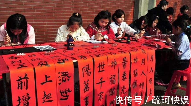 郑明之$厕所门口挂了一幅对联,上联“来人不蹲就站”,下联一出堪称经典