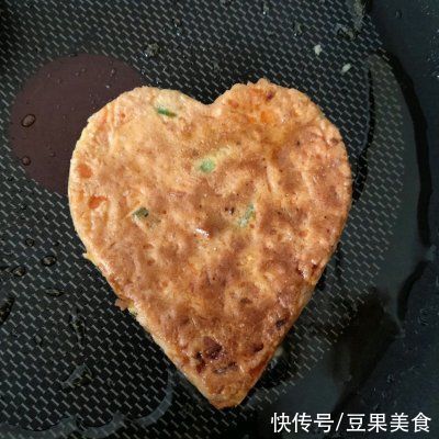 饭店大厨说漏嘴的秘密，胡萝卜蛋饼这样做才好吃