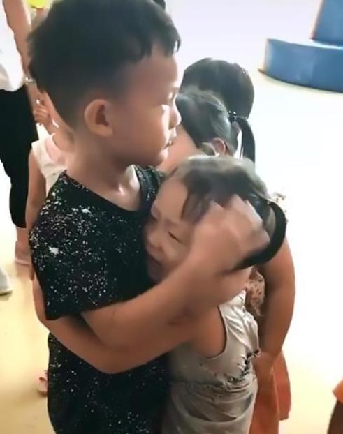 gt|妹妹刚入幼儿园,哥哥在大班赶来''慰问'',兄妹相见的场景太暖心