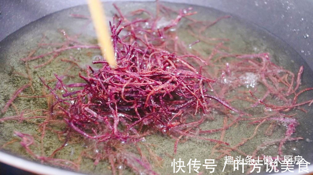 紫薯别只会蒸着吃了,1个紫薯,一勺淀粉,炸一炸比薯片还好吃