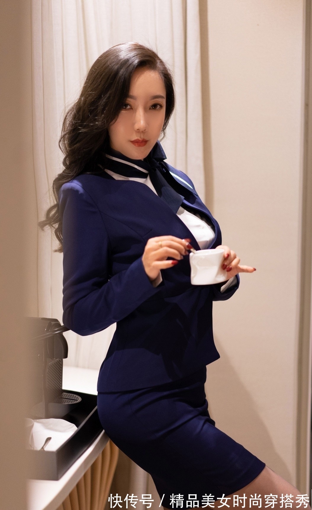 干净利落 藏蓝色西装套装,内搭白色的衬衫,干净利落却又兼备优雅