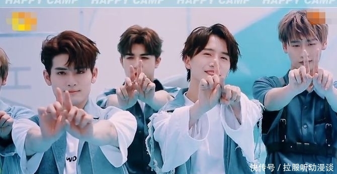 选秀节目|限定男团INTO1《快本》首秀引热议,妆容太吓人,三位成员没镜头