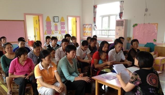 爸爸妈妈|5岁女儿过生日,宝妈推“豪华大蛋糕”去幼儿园,竟没有人上去吃!