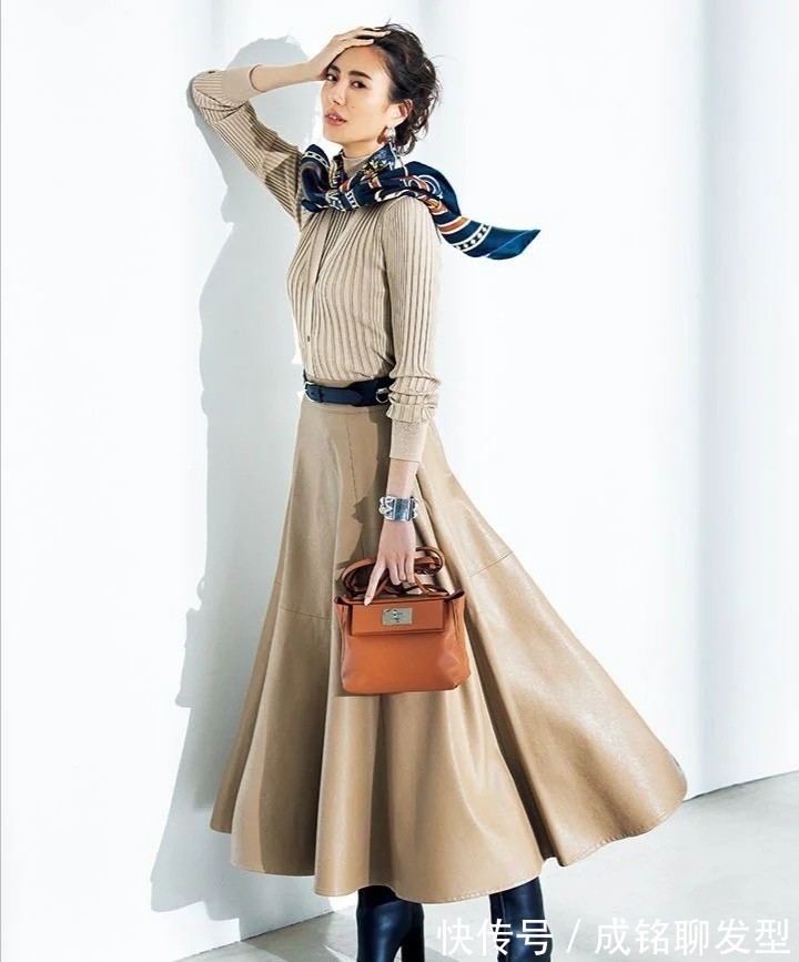 冬天|优雅精致的成熟女人,冬天都喜欢穿“过膝裙”,显瘦又有女人味