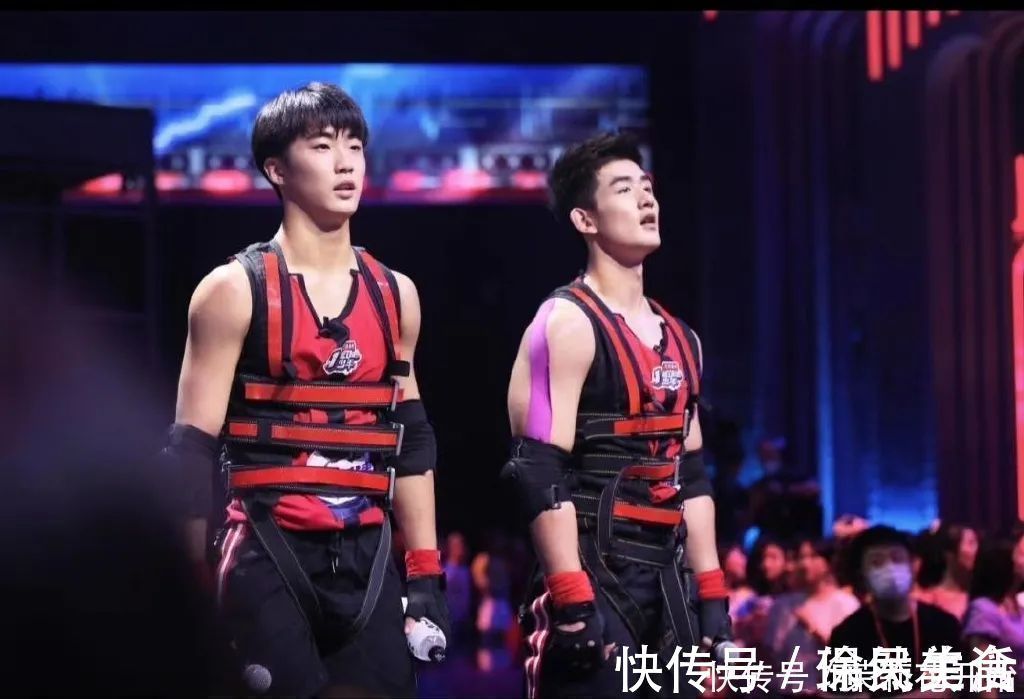 腹肌|190cm大长腿体育生,8块腹肌公狗腰,薄肌小奶狗满满少年感