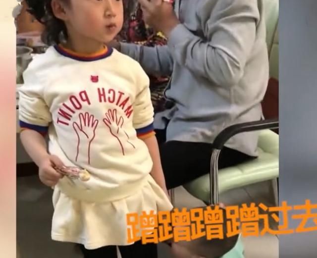 孩子|弟弟趁着姐姐看电视,站在姐姐旁偷吃鸡腿,姐姐一低头被萌到了