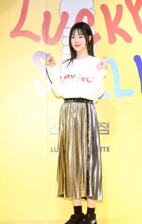 开春穿什么，卫衣+半身裙=时尚穿搭，这样搭配显瘦又显高