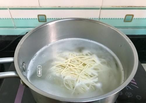没鱼没肉也没有青菜，只有青葱一把小面二两，这就是惊人的美食