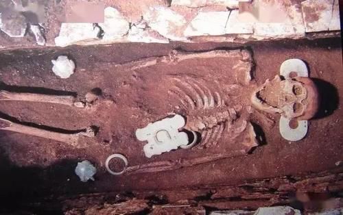 阴阳家|大秦赋:秦始皇为什么要穿黑袍?与《山海经》神兽有关!