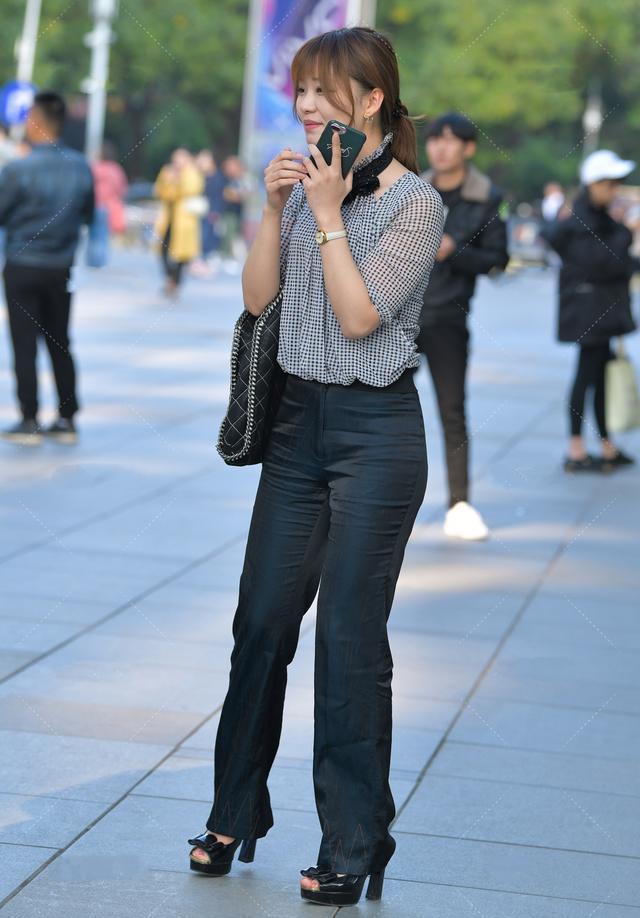  牛仔|时尚浅蓝格子衬衫，搭配高腰牛仔长裤，洋气时髦又百搭