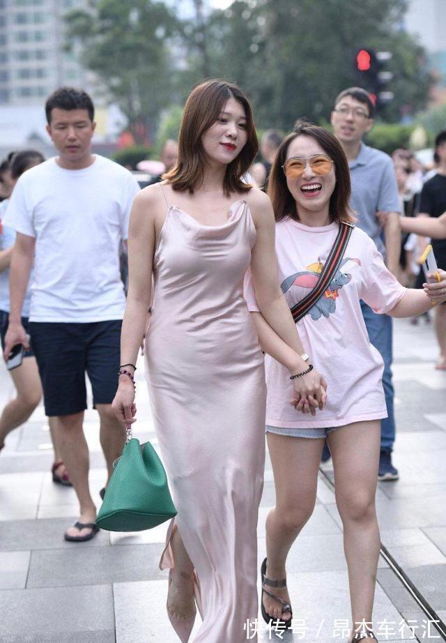 丝绸 丝绸白色上衣搭配黑色长裤,娇嫩丰盈,温文尔雅