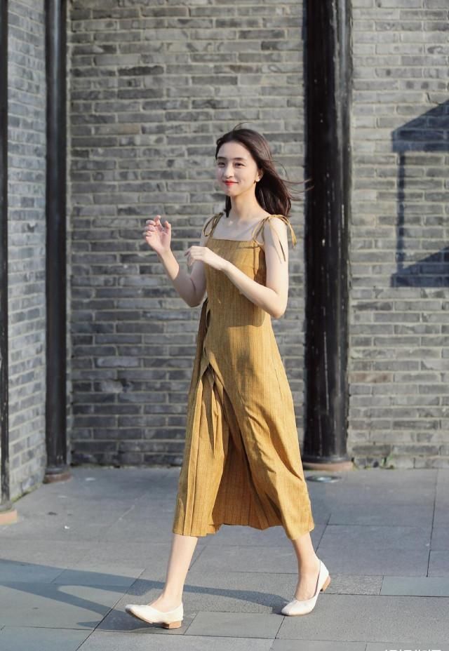 美女时尚又休闲的穿搭,无论逛街度假都会散发出“知性”的美感