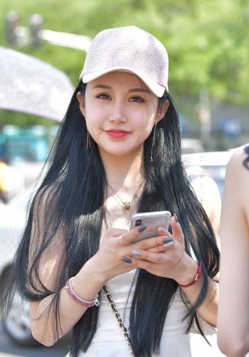  女神|街拍：极品女神长发及腰，紧身衣加小短裤真的美，凸显好身材！