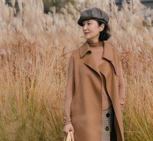 女人过了55岁，尽量少穿这3种“装嫩色”，显胖俗气还掉价