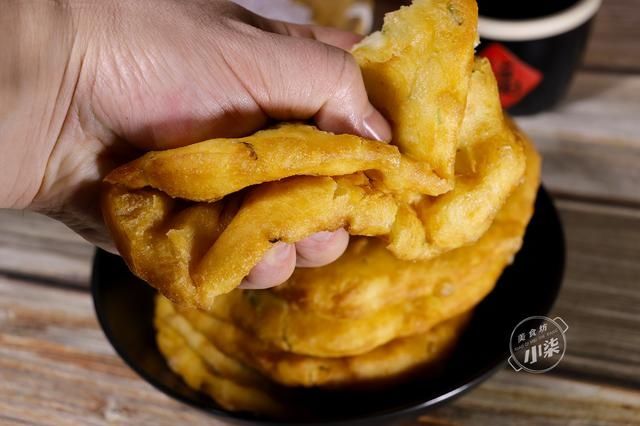  葱油饼|葱油饼的正确做法，不揉面不擀面，蓬松不油腻，比油条简单还好吃