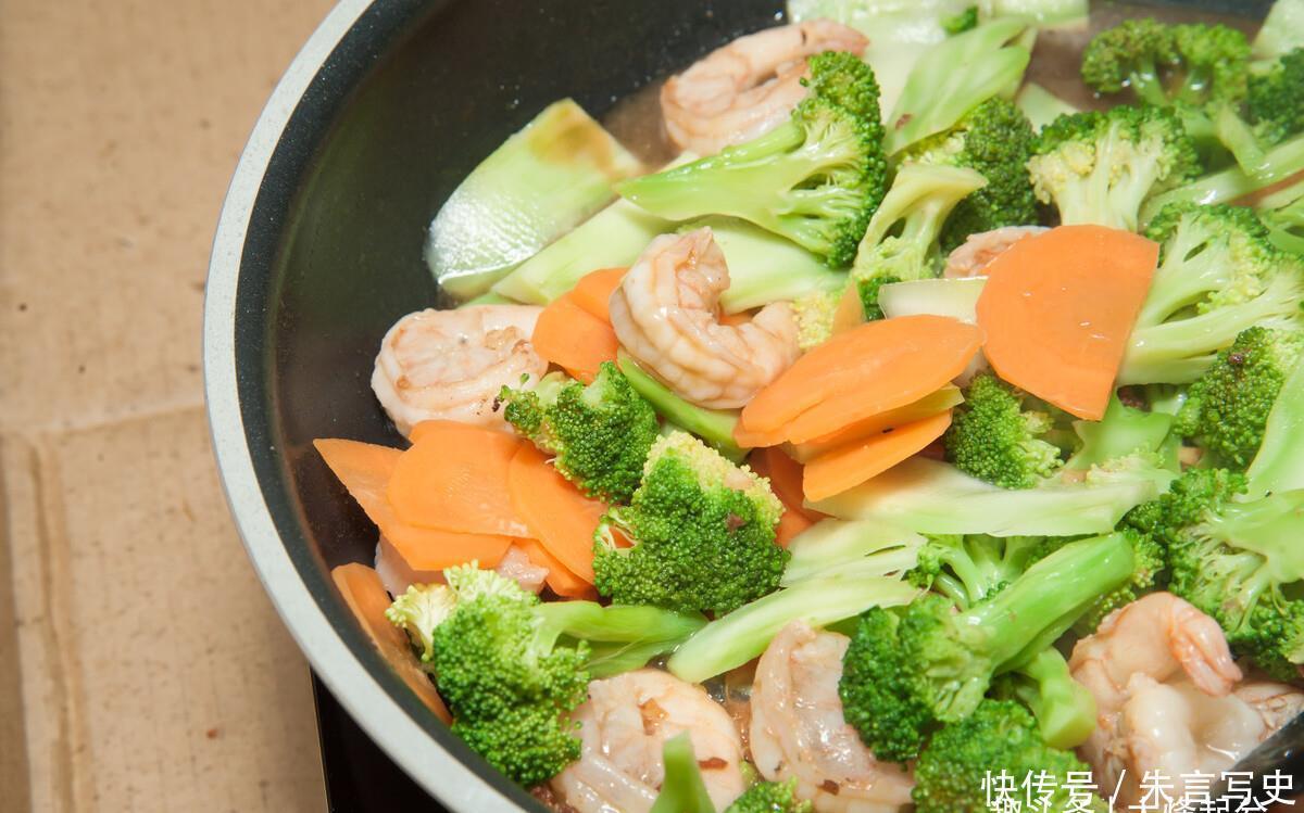 清洗干净|炒西兰花前,西兰花要不要先焯水?颜色发黄不好吃,原来是做错了