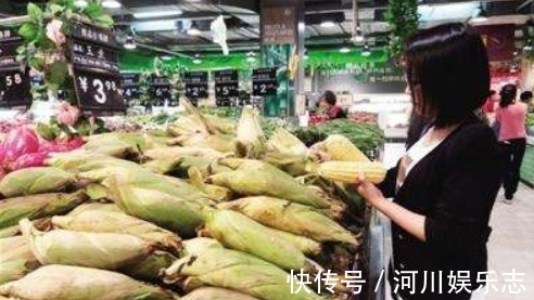 煮玉米只放清水是错的,放上这2样料,玉米更香甜软糯,太实用了