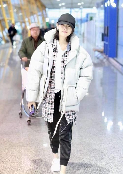 讲真的，穿羽绒服时，最好别配这2种裤子，多穿这3种，显瘦洋气