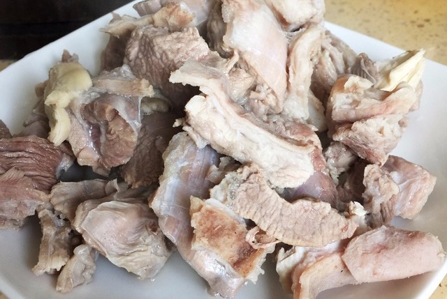 风味|羊肉焯水时加这3种“料”,既去膻气又保持羊肉风味,怎么都好吃