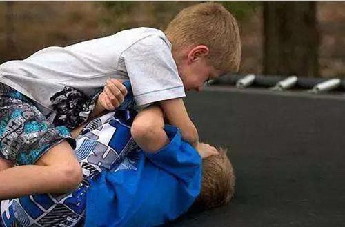 耳朵|男童耳朵难受,去检查才发现耳朵里长了蛆,有些恶作剧家长要制止