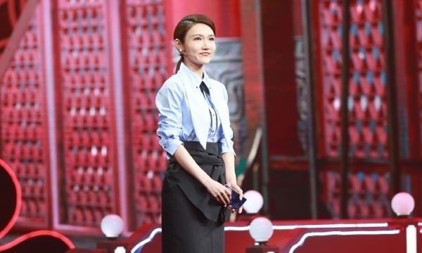 播报 央视主持人龙洋播报新闻效果一般,“整容脸”明显,观众不认可