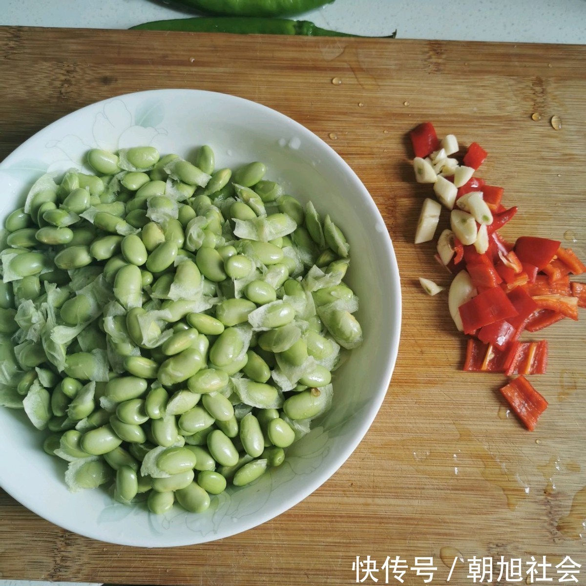 清炒毛豆|这蔬菜很不起眼,却是“含钾高手”,钙远超牛奶,夏季出汗要常吃